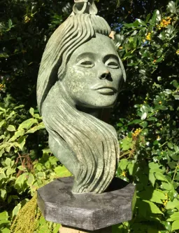 Een serpentijnen beeld.